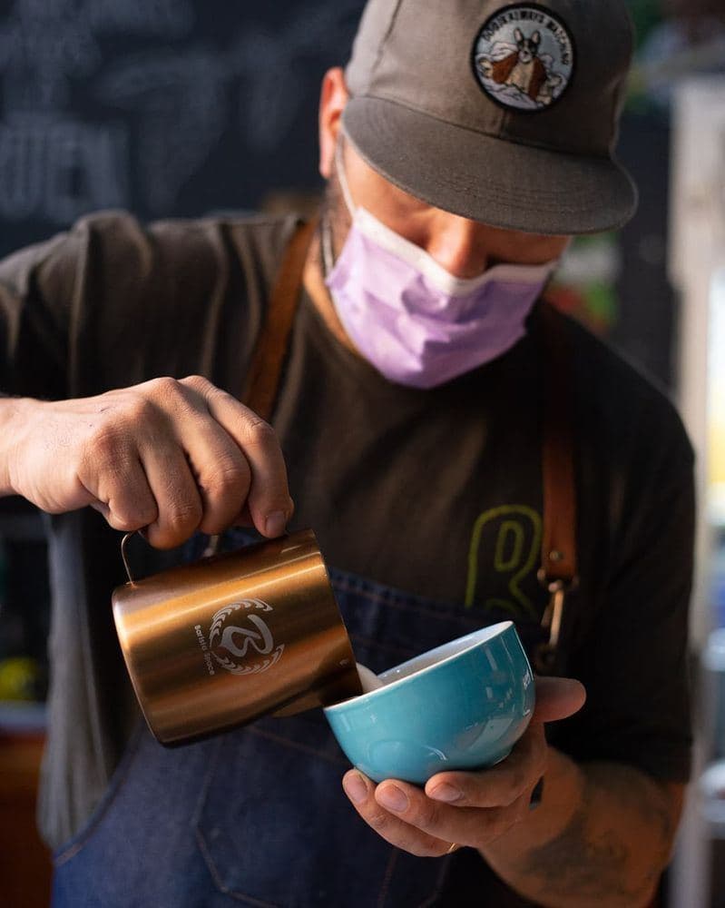 Café y gente en la pared de Brote