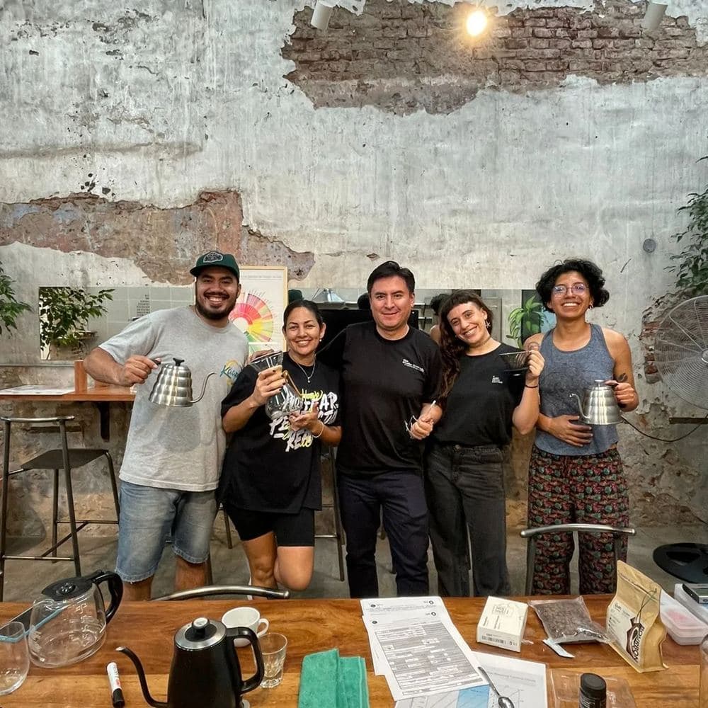 Café y gente en la pared de Brote