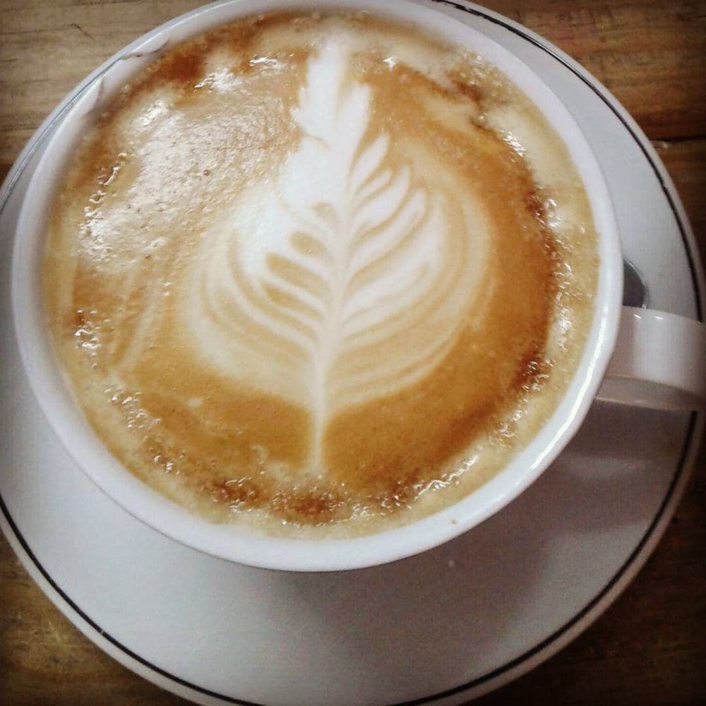Café y gente en la pared de Brote