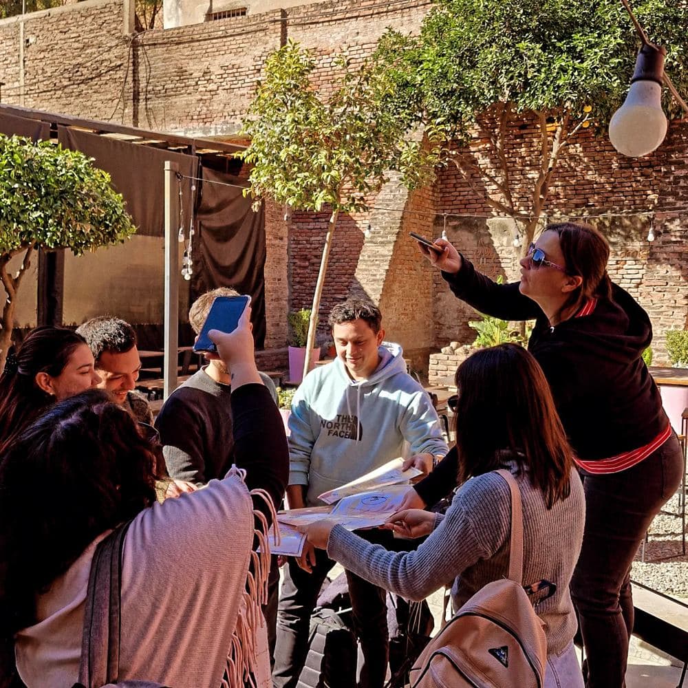 Café y gente en la pared de Brote