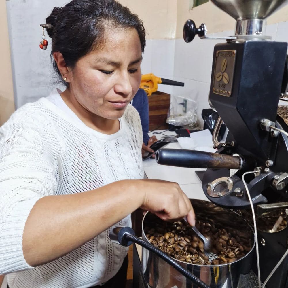 Café y gente en la pared de Brote