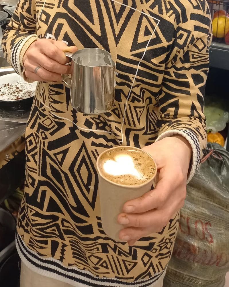 Café y gente en la pared de Brote