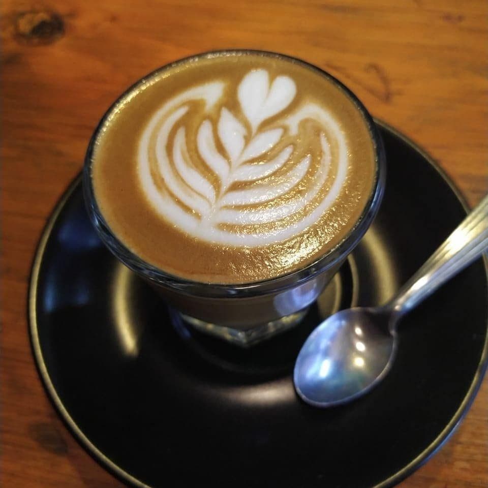 Café y gente en la pared de Brote