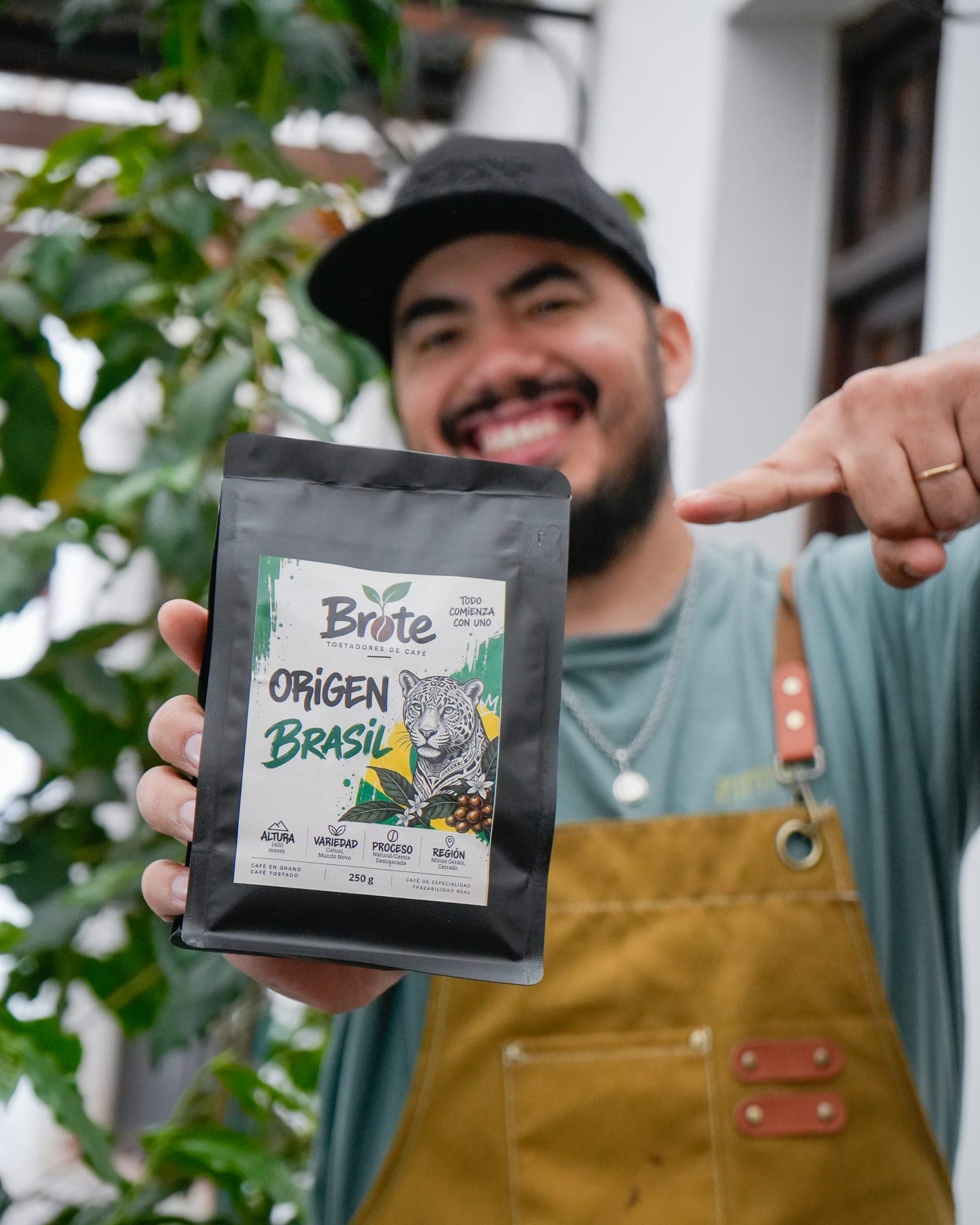 Lucho, de Brote, señalando una bolsa de Origen Brasil